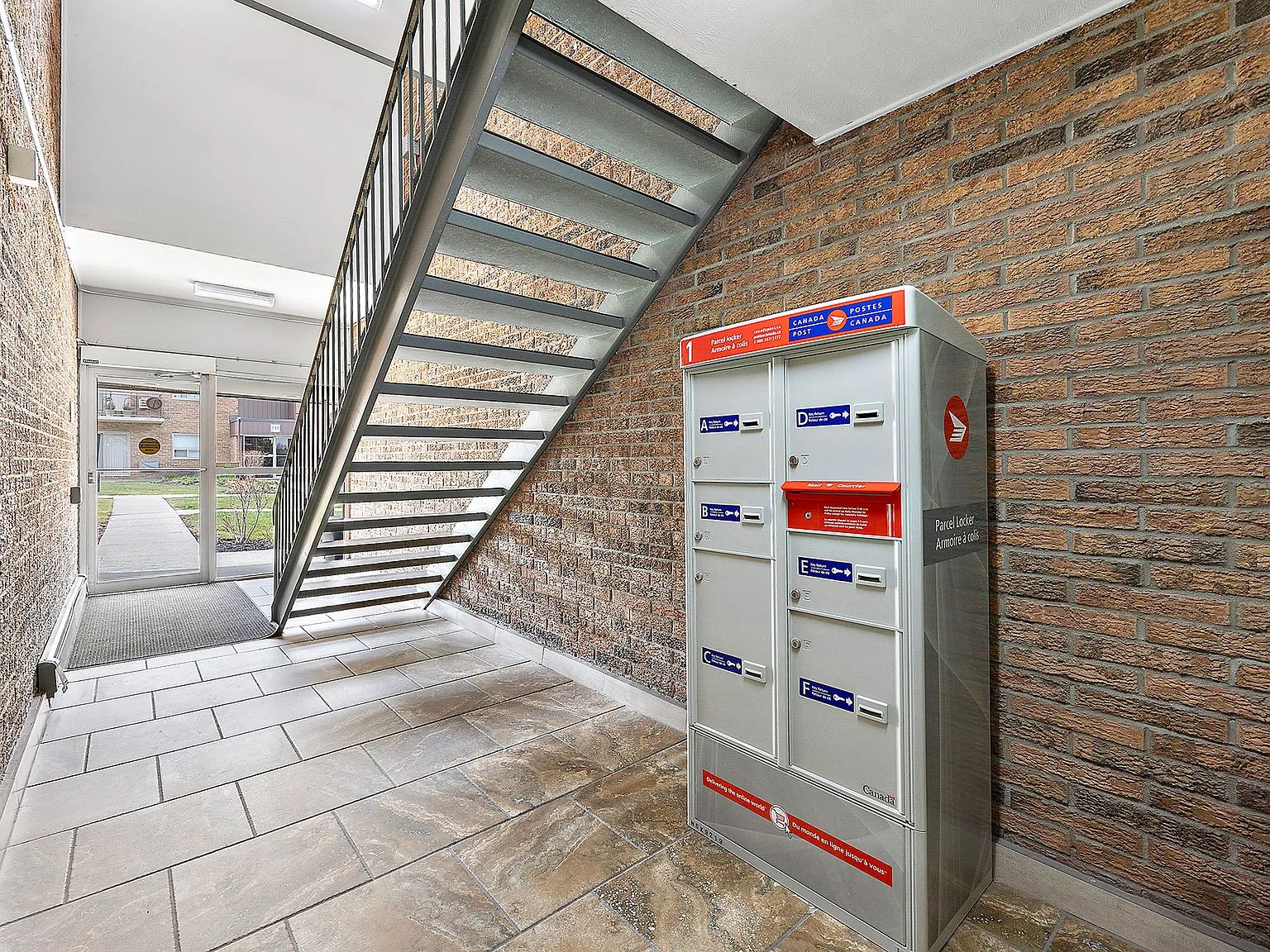 725 Wonderland Road South — Photo 1