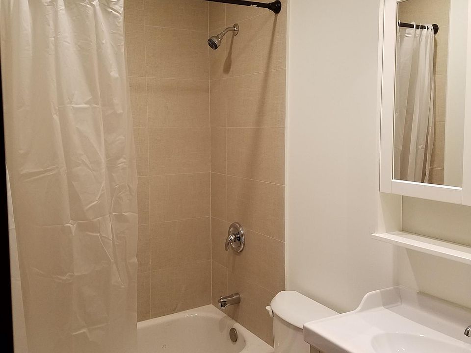 2nd image of 1010 Garnett Pl #2