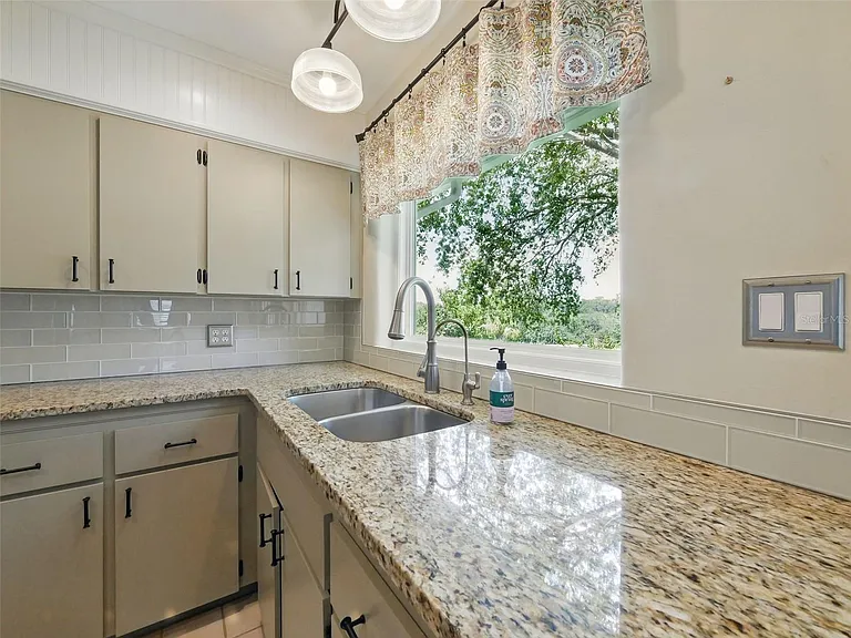 1426 Crestview Dr — Photo 11