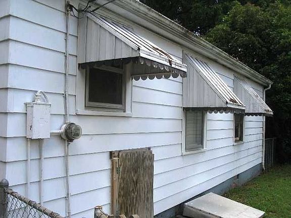 4th image of 1059 Salem St