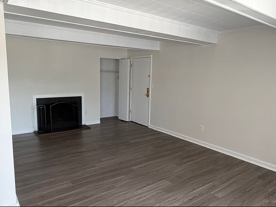1st image of 11 Warren Lodge Ct APT 1A