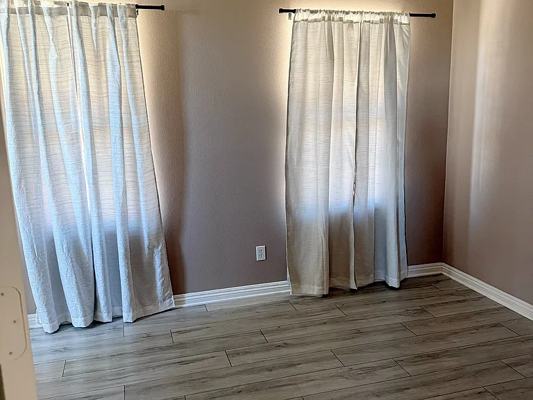 1648 Thompson Ave — Photo 5