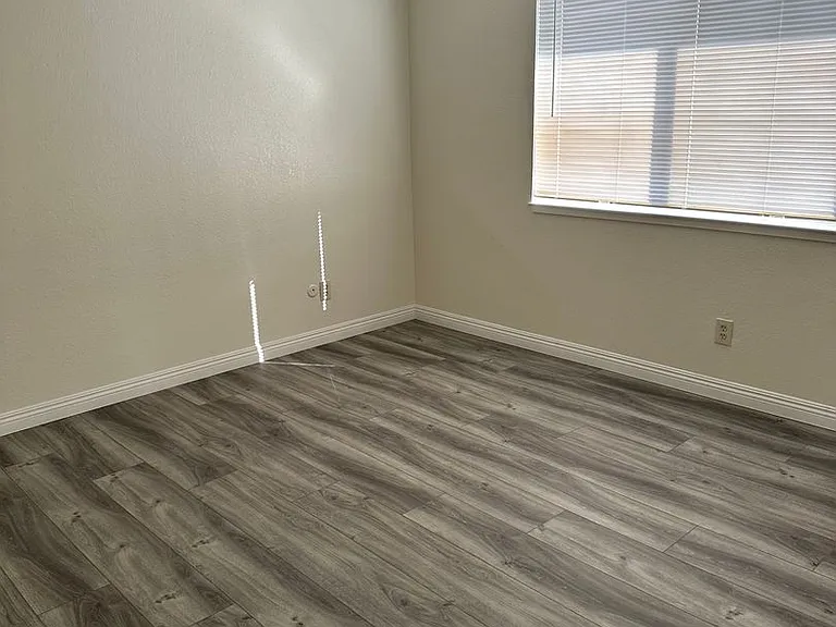 518 E Granger Ave — Photo 7
