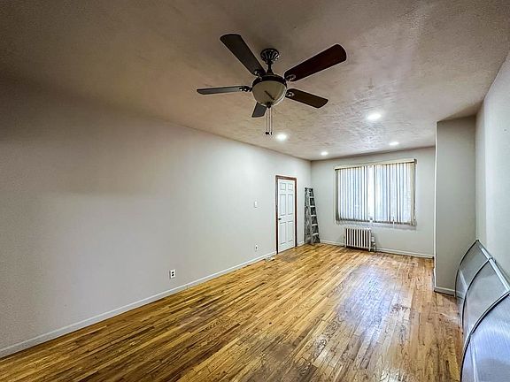 4th image of 170 Mallory Ave #1