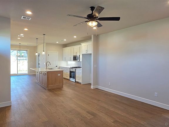 5th image of 1014 E Delmar Pl