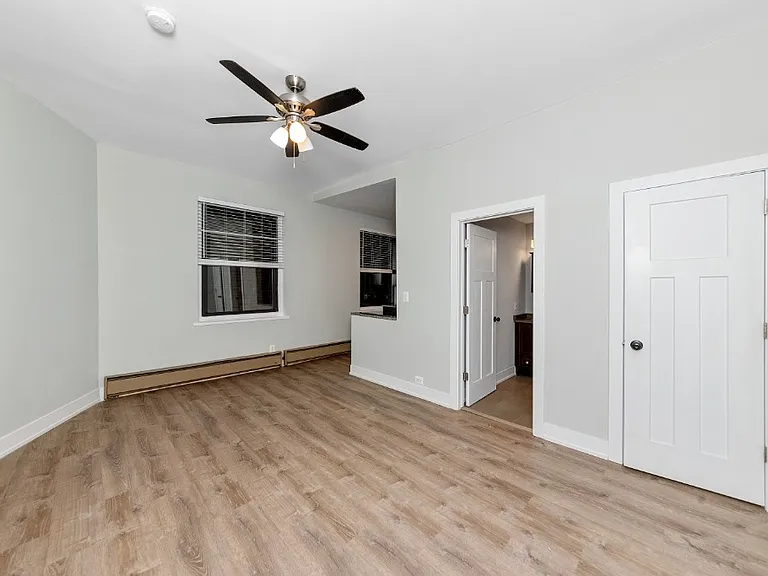 635 W Barry #105 — Photo 2