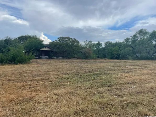 4672 Rakowitz, Adkins, TX 78101