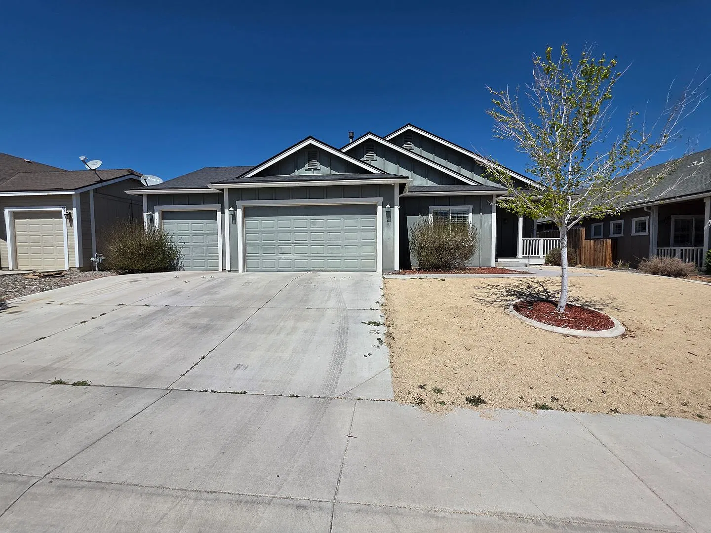 Large 3 bedroom 2 bathroom 3 car garage. — Photo 1