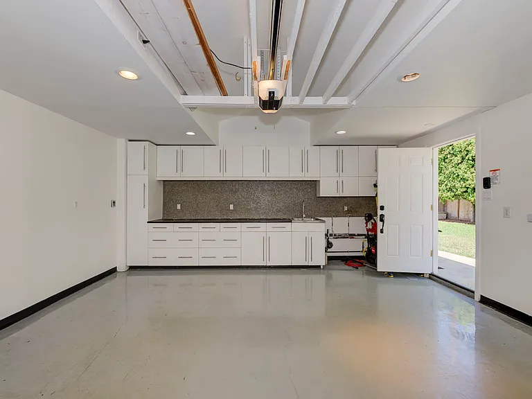 324 Flower St — Photo 38
