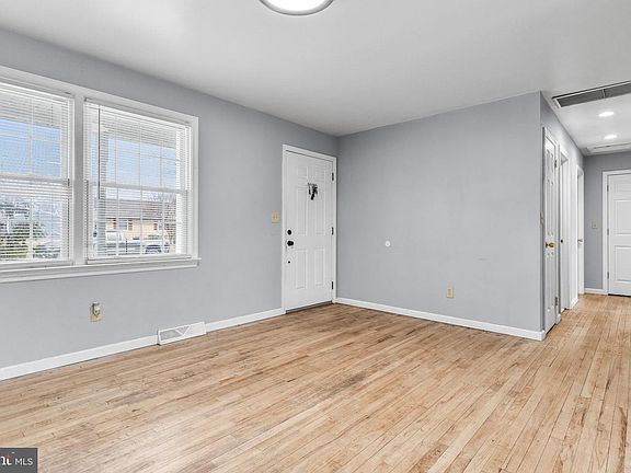 4th image of 219 Yelkca Ave