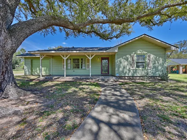 104 E Nichols St, Bellville, TX 77418