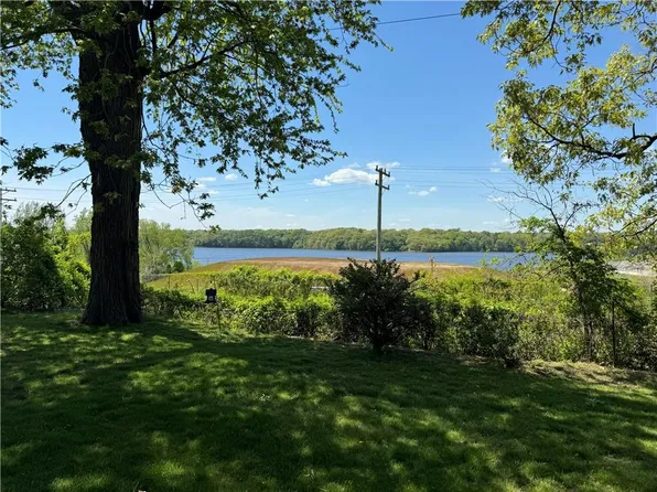 33-35 Albert Ave E, Rumford, RI 02916