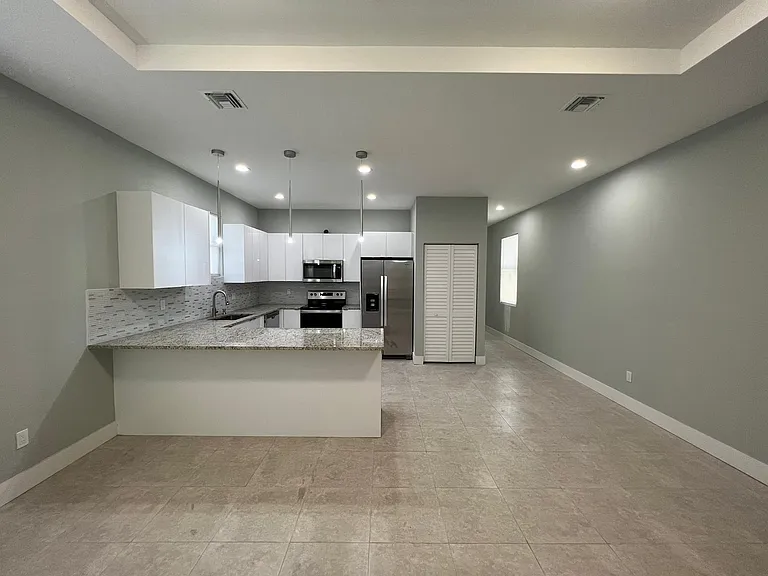 227 N East St — Photo 6