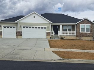 866 W Mountain Peak Dr, Saratoga Springs, UT 84045