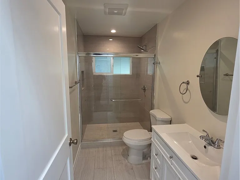 10849 N Swinton Ave — Photo 12