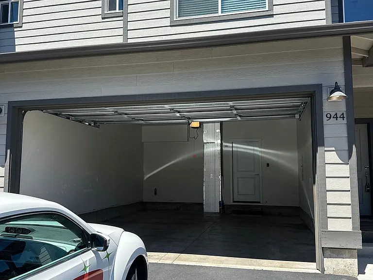 944 NE Paula Dr — Photo 17