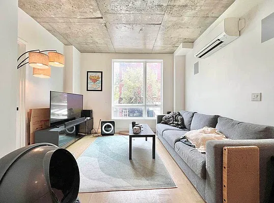 Living room, photo 2