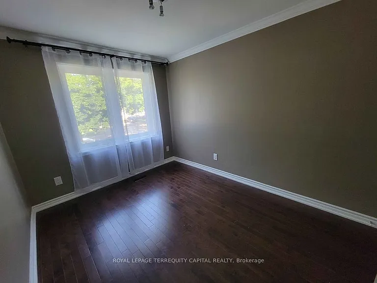 20 Mowat Cres #UPPER — Photo 23