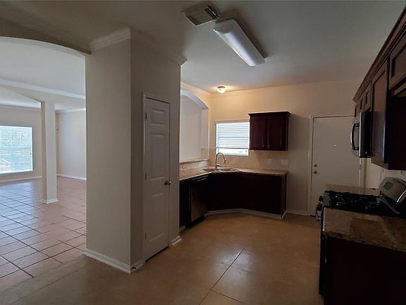 4th image of 1927 Wood Trails Ct