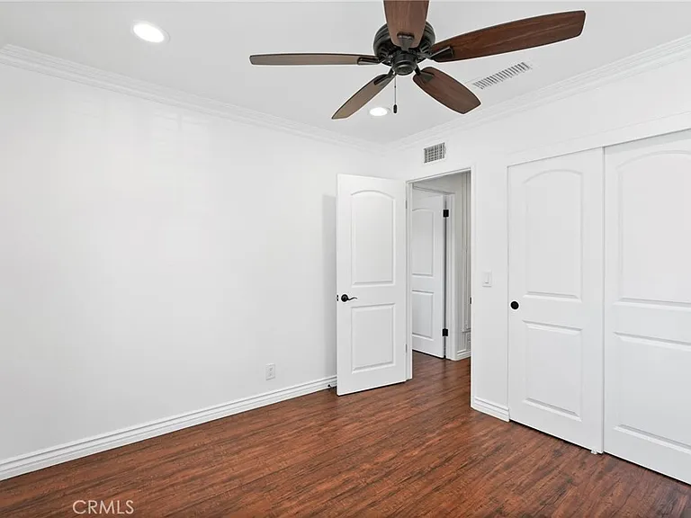 10811 Des Moines Ave — Photo 37