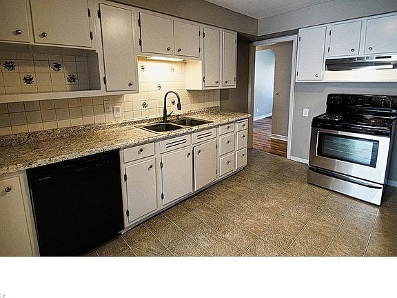 4th image of 30827 Carlton Dr