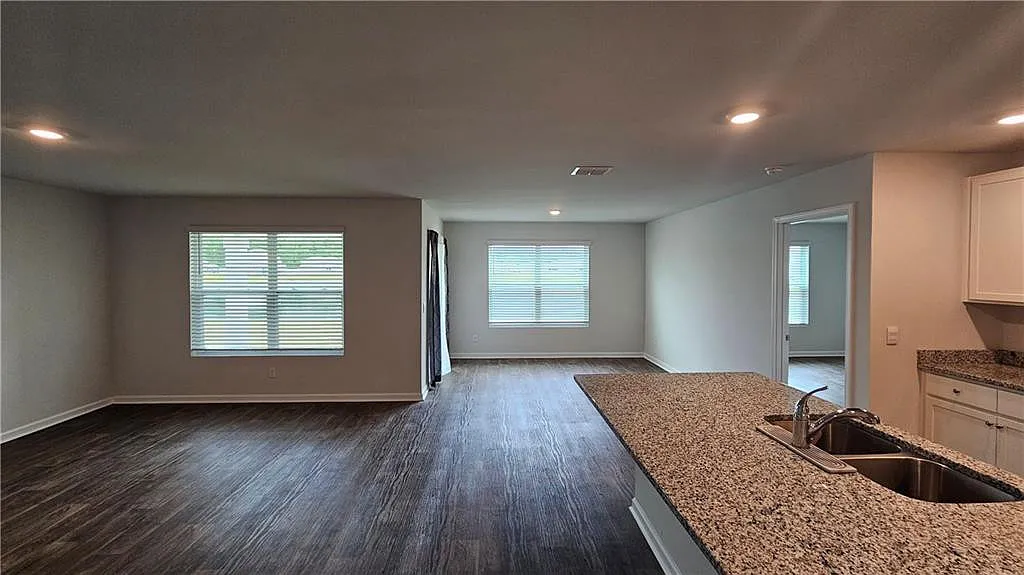 3 bed, 2.0 bath, 1615 sqft, $2,000 — Photo 4