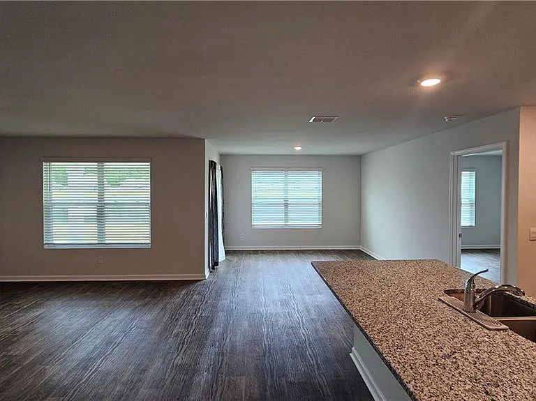 511 Autumns Wood Cir W — Photo 4