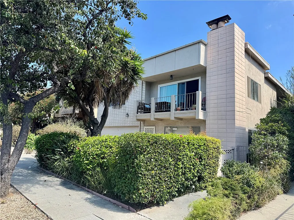 3 bed, 1242 sqft, $3,947 — Photo 2