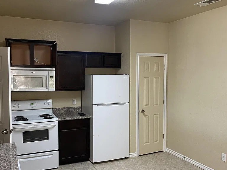 1401 Cavalry Ln #B — Photo 3