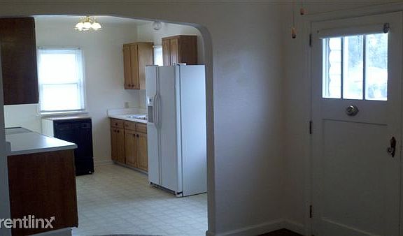 4th image of 739 Broadwater Ave
