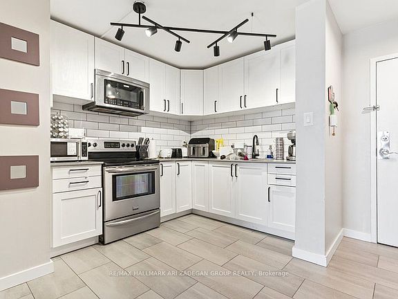4th image of 975 Warwick Ct #1406