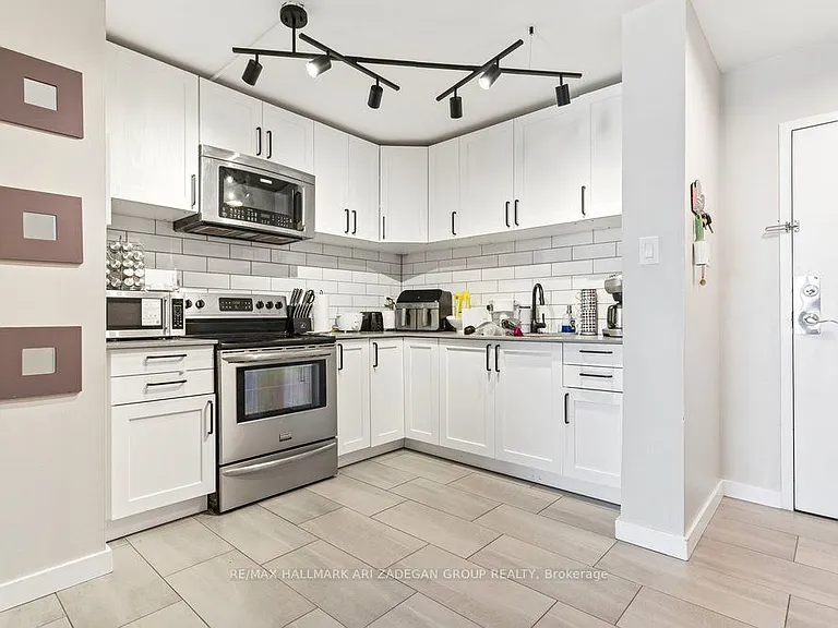 975 Warwick Ct #1406 — Photo 4