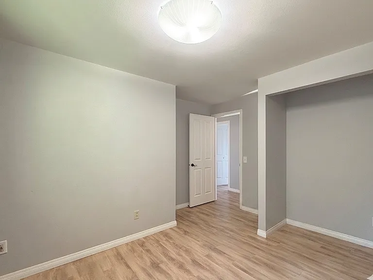 18913 SE 44th Pl — Photo 16