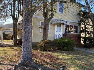 7958 266th St, Glen Oaks, NY 11004