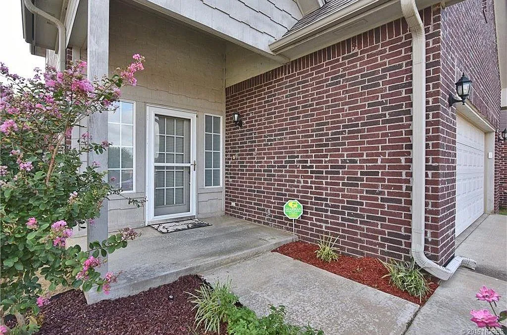 3 bed, 2.5 bath, 2007 sqft, $1,949 — Photo 2
