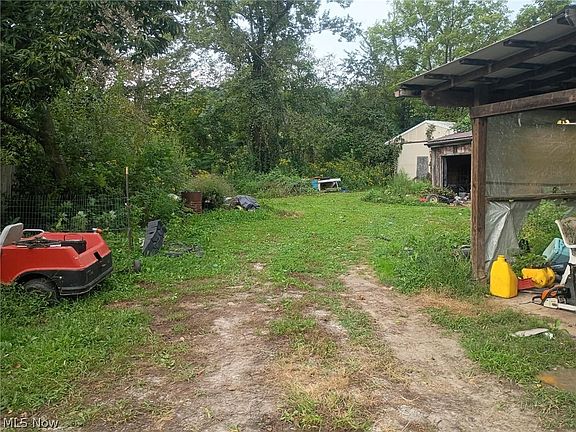 3rd image of 816 Luke Chute Rd