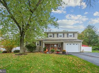 64 Oakey Dr, Kendall Park, NJ 08824