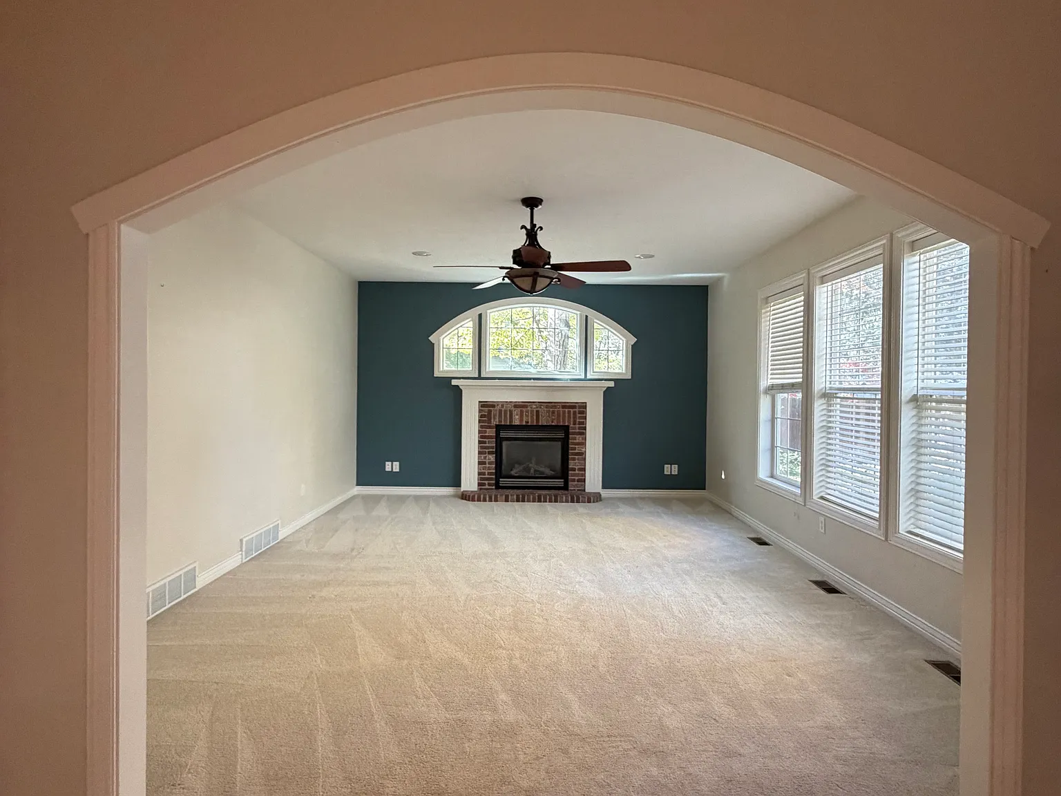 5 bed, 3.5 bath, 4600 sqft, $3,400 — Photo 4