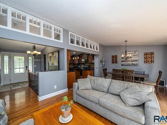 4th image of 8 N Fairway Cir