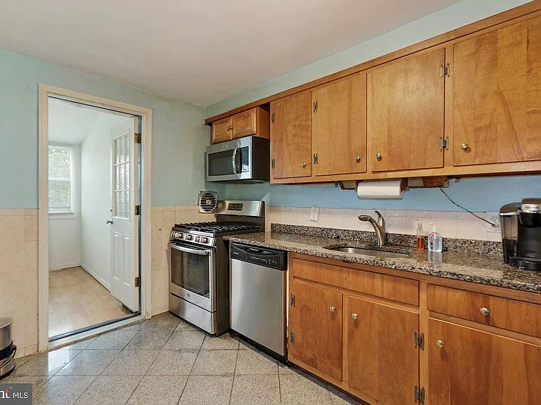 1141 Gloria Ave — Photo 5