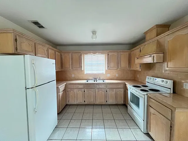 1907 Bahamas Drive - 2 — Photo 4