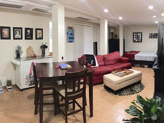 4th image of 2421 Crescent St #1