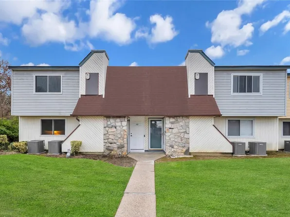46 Pointe Circle S #46, Coram, NY 11727