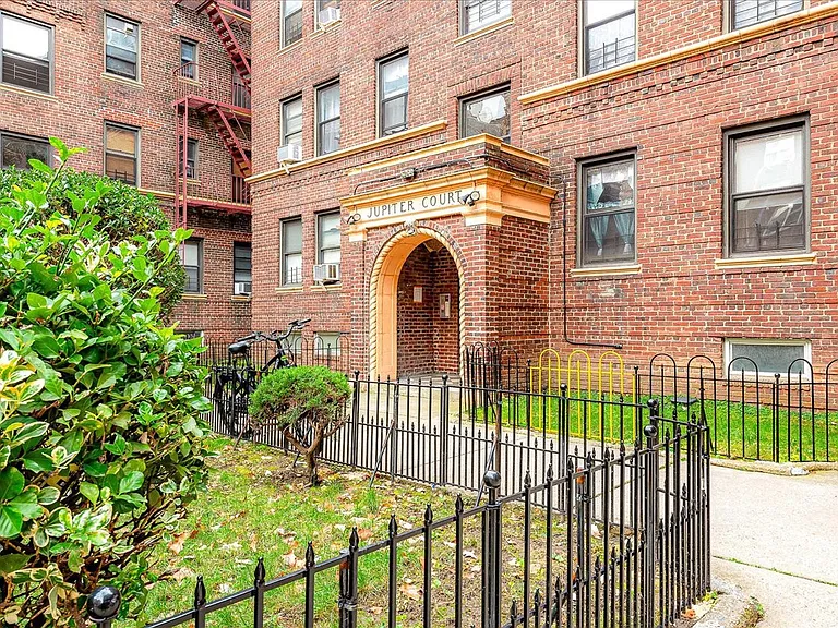 6264 Saunders St #3P — Photo 2