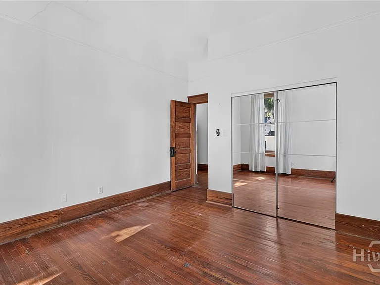 114 W Waldburg St — Photo 24