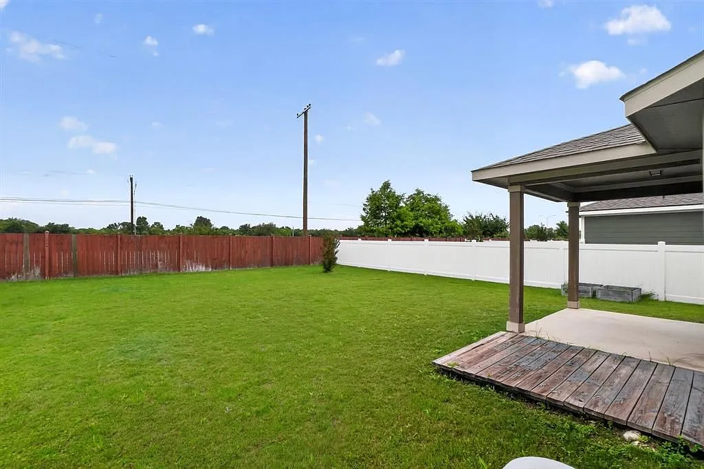 3 bed, 2.0 bath, 1400 sqft, $2,000 — Photo 4