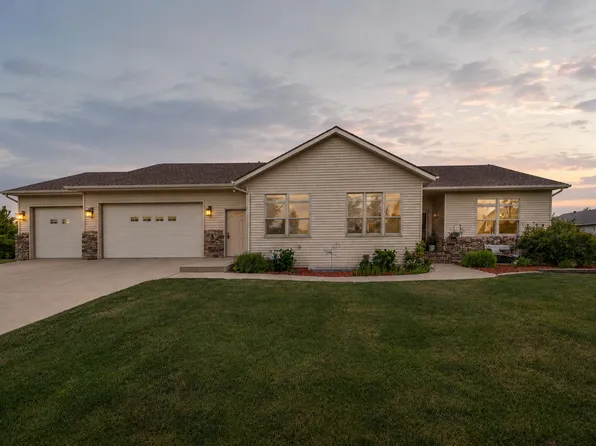 969 32nd St S, Moorhead, MN 56560