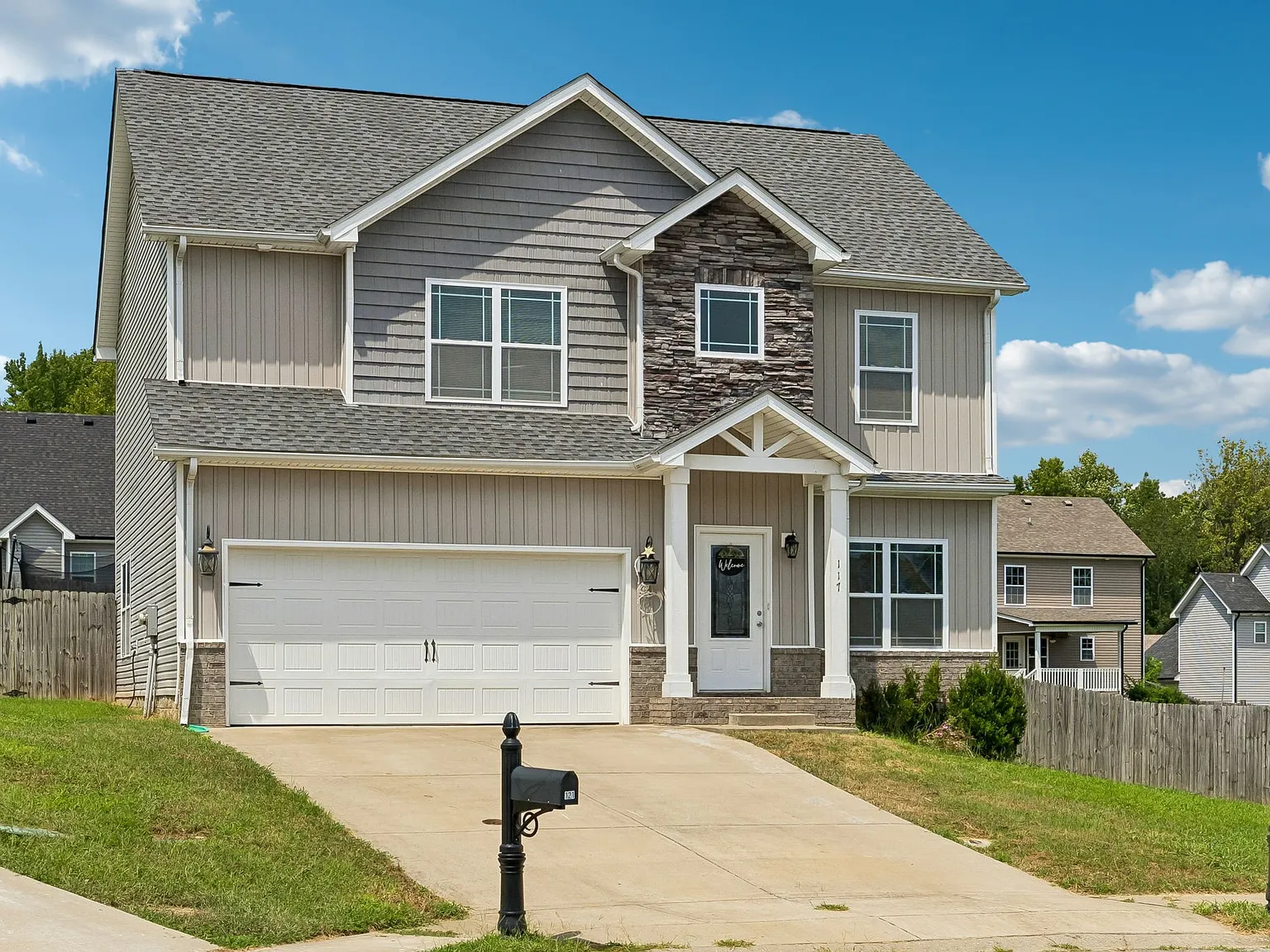 4 bed, 2.5 bath, 1900 sqft, $2,300 — Photo 2
