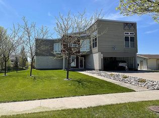 747 Evergreen Dr, Grand Forks, ND 58201