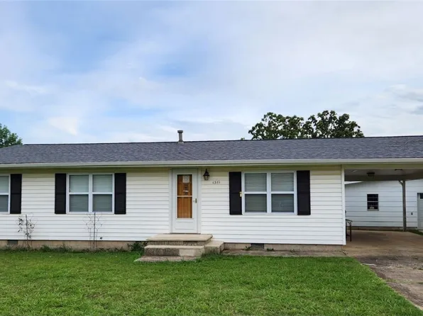 1381 E Crawford St, Gentry, AR 72734